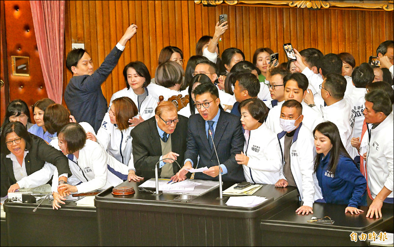 立法院院會昨下午針對原住民族委員會組織法修正草案進行討論，朝野立委爆發激烈衝突，國民黨團提案停止討論，民進黨立委衝上主席台抗議。（記者方賓照攝）