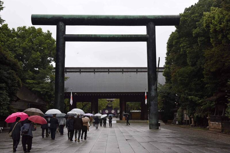 位於日本東京都千代田區的靖國神社，今年接連發生石柱遭中國遊客惡意塗鴉的事件。（法新社資料照）