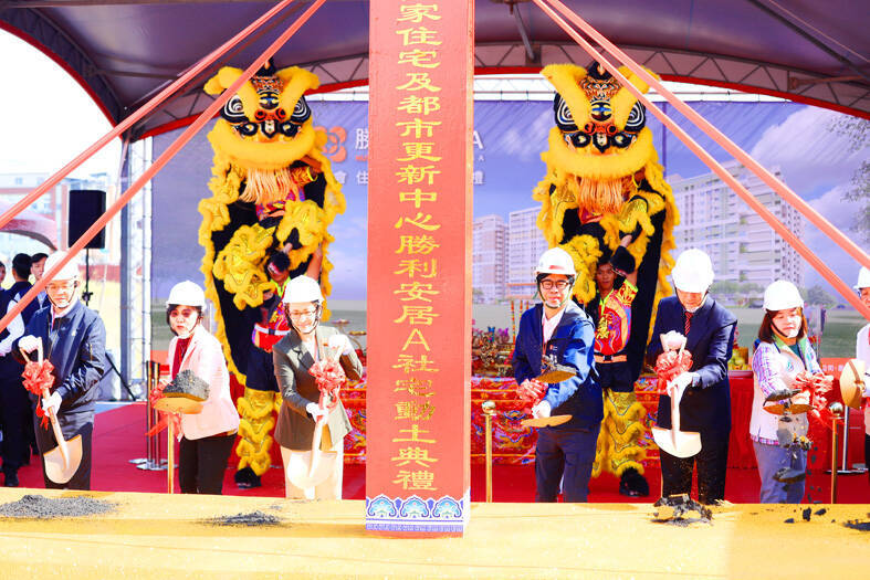 
Vice President Hsiaio Bi-khim, third left, and other guests attend a groundbreaking ceremony for a social housing project in Kaohsiung yesterday. 
Photo courtesy of the Kaohsiung City Government