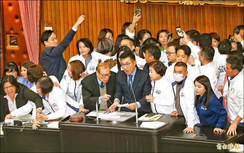 立法院院會昨討論原住民委員會組織法修正草案，國民黨團提議停止討論，民進黨立員衝上主席台抗議，爆發激烈衝突。（記者方賓照攝）