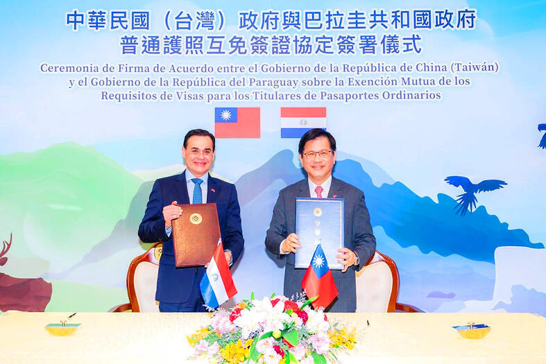 
Minister of Foreign Affairs Lin Chia-lung, right, and Paraguayan Minister of Foreign Affairs Ruben Ramirez Lezcano pose for a photograph after signing a memorandum of understanding in Taipei on Friday.
Photo courtesy of the Ministry of Foreign Affairs