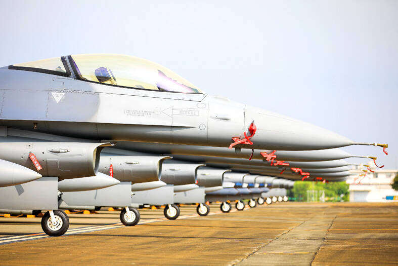 Air force F-16V jets are pictured in Chiayi County on Nov. 18, 2021. 
Photo: Cheng I-hwa, Bloomberg