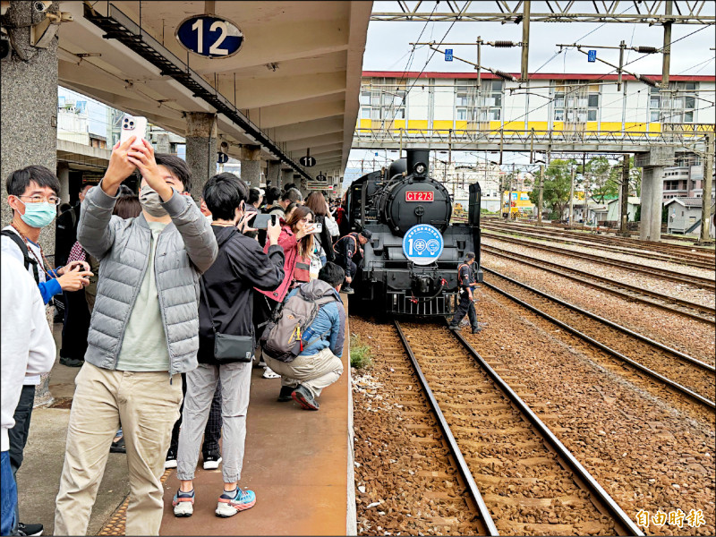 宜蘭線鐵道通車百年，由有車齡80年的「蒸機女王」CT273蒸汽機車領航慶祝，吸引大批民眾搶拍。（記者王峻祺攝）