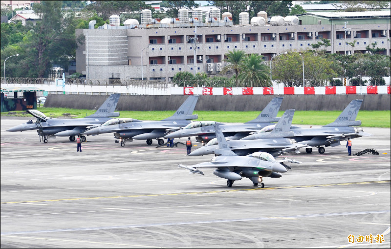 美國國防安全合作署（DSCA）十一月廿九日公告對台軍售空軍「F-16型機後維關鍵性器材及AESA雷達後勤支援」，以及資通電軍「戰術區域通信系統後續維持」兩項軍售。圖為昨日空軍花蓮基地F-16V機隊準備升空執行元首護航任務。（記者游太郎攝）