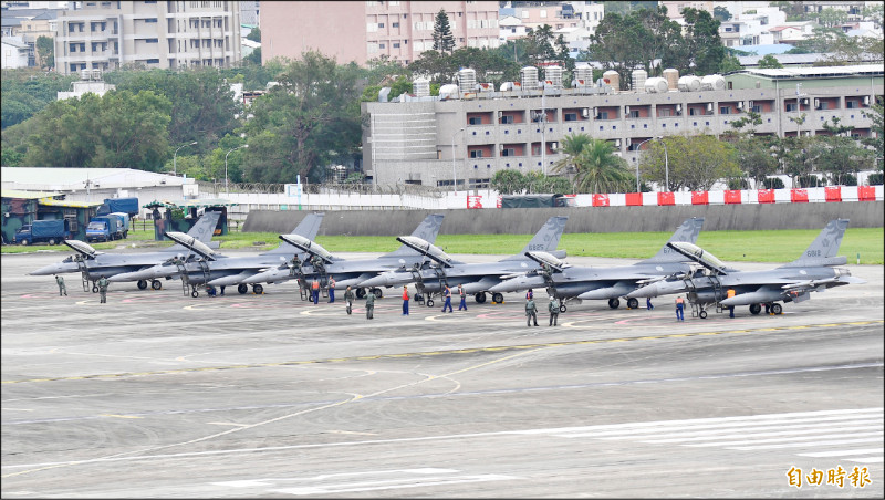 美國國防安全合作署(DSCA)十一月廿九日公告對台軍售空軍「F-16型機後維關鍵性器材及AESA雷達後勤支援」,以及資通電軍「戰術區域通信系統後續維持」兩項軍售。圖為昨日空軍花蓮基地F-16V機隊準備升空執行元首護航任務。(記者游太郎攝) 美國國防安全合作署(DSCA)十一月廿九日公告對台軍售空軍「F-16型機後維關鍵性器材及AESA雷達後勤支援」,以及資通電軍「戰術區域通信系統後續維持」兩項軍售。圖為昨日空軍花蓮基地F-16V機隊準備升空執行元首護航任務。(記者游太郎攝)