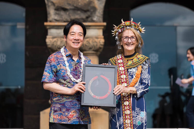 博物館館長也親自為賴清德戴上「羽毛頸環」，象徵熱忱歡迎，並彰顯台灣與夏威夷珍貴的文化連結。（總統府提供）