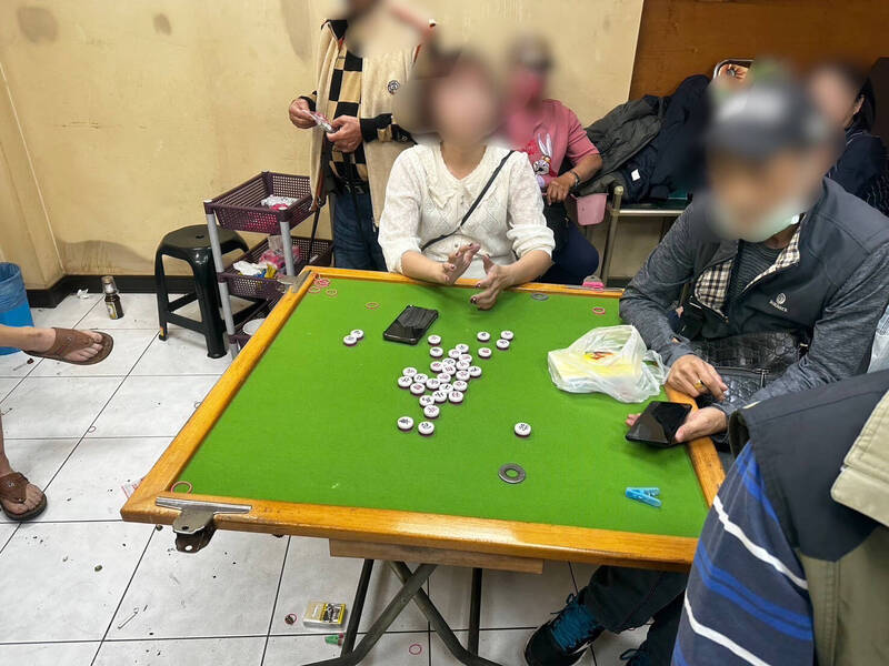 赌客以象棋为赌具，查扣赌资6万多元。（图由读者提供）