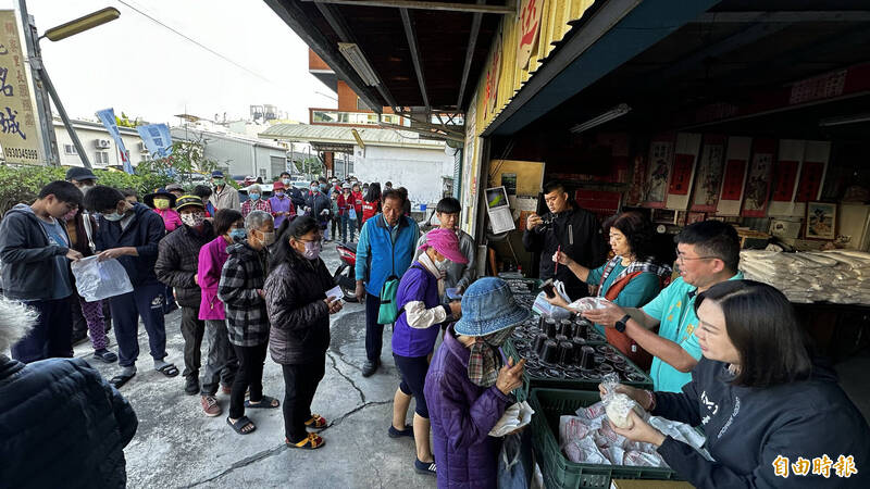 台灣隊接連在世界12強棒球賽及U12亞洲少棒錦標賽拿下冠軍，台南永康網寮里長魏銘城（右2）、市議員林燕祝（右1）發送早餐慶祝，希望台灣隊的氣勢可以一直延續下去。（記者劉婉君攝）