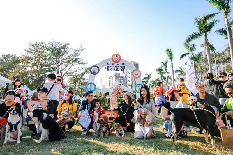 高雄「吹狗螺音樂派對」移師中央公園，吸引上萬民眾與毛孩們一同參加。（高市動保處提供）