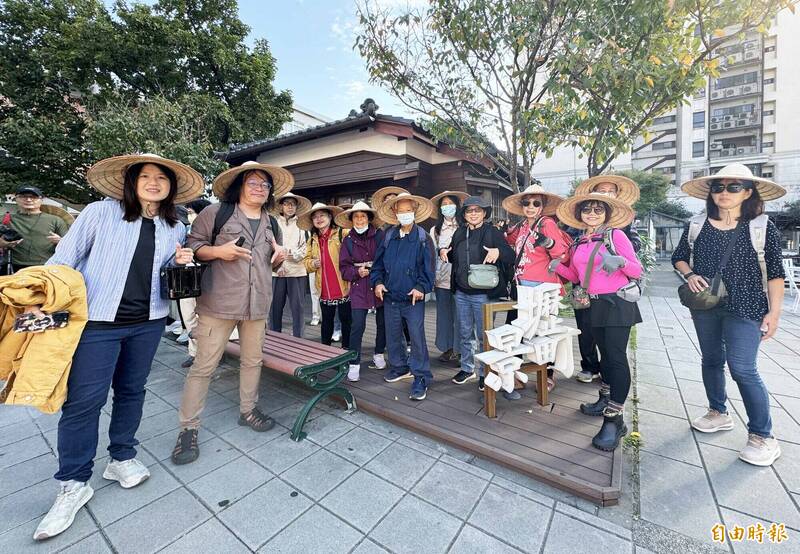 今年適逢台灣人民自救運動宣言60週年，魏廷朝的女兒、桃園市議員魏筠（左1）、文史工作者巫秀淇（左2）走讀講述中壢地景故事。（記者李容萍攝）