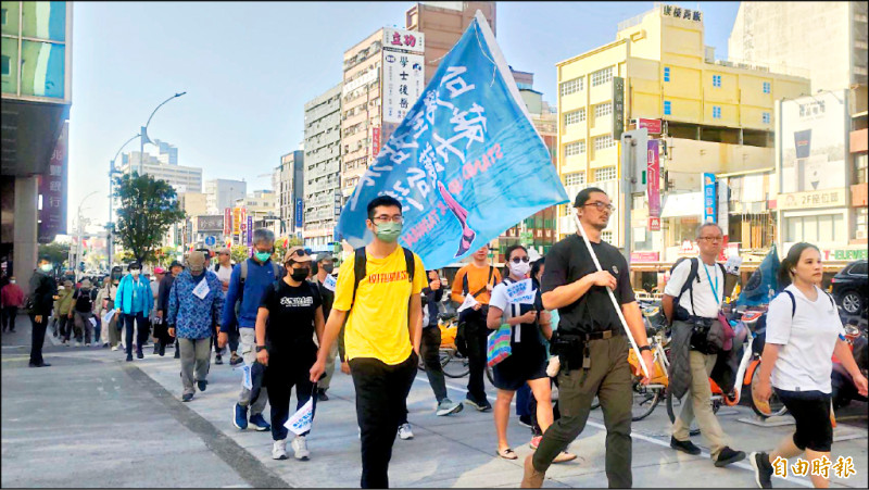 「接力護台灣」首站由高雄上路，號召國人一起保護台灣。（記者王榮祥攝）