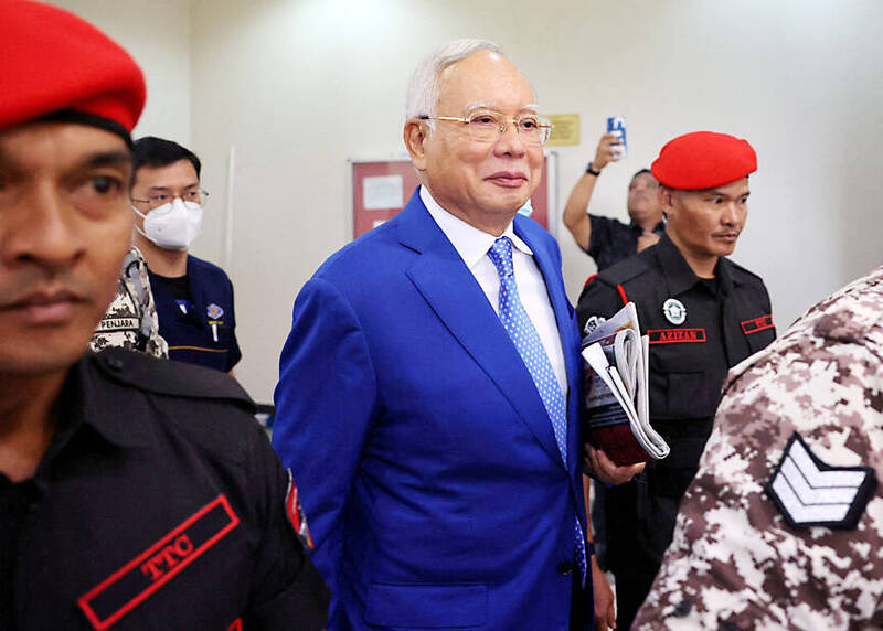 
Former Malaysian prime minister Najib Razak is escorted by prison officers after court proceedings in Kuala Lumpur, Malaysia, on Jan. 19. 
Photo: REUTERS