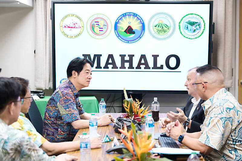 
President William Lai, second left, visits the Hawaiian State Emergency Management Agency with Hawaiian Governor Josh Green, second right, in Honolulu, Hawaii, on Sunday.
Photo courtesy of the Presidential Office