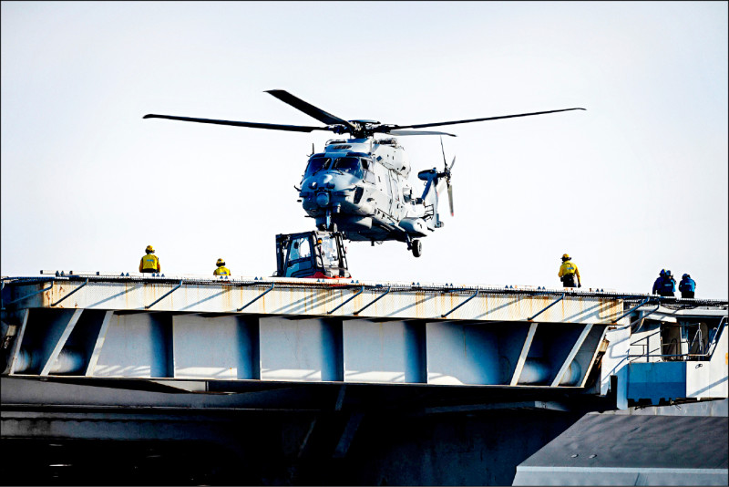 法國海軍「戴高樂號」航空母艦打擊群從土倫軍港出發，開往印太地區執行長程部署。（法新社）