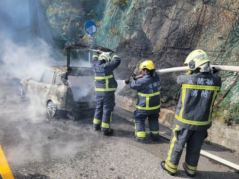 宜蘭縣台9丁線南下46.8公里處今天下午發生火燒車，消防人員到場滅火。（記者江志雄翻攝）