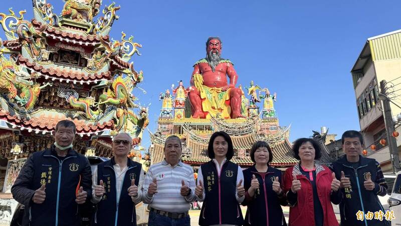 竹南五穀宮156台尺神農大帝神像修繕完成，5日將開光。（記者蔡政珉攝）