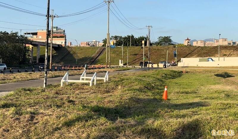 六號越堤道通車後畫面；右側白色處為新建東側引道。（記者董冠怡攝）