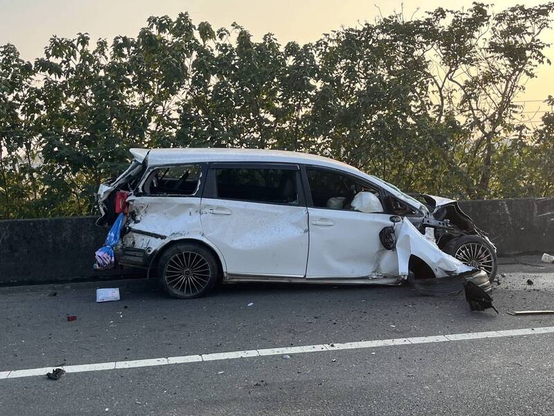 白色休旅車行駛台78線在雲林系統交流道附近自撞分隔島，車身嚴重變形。（民眾提供）