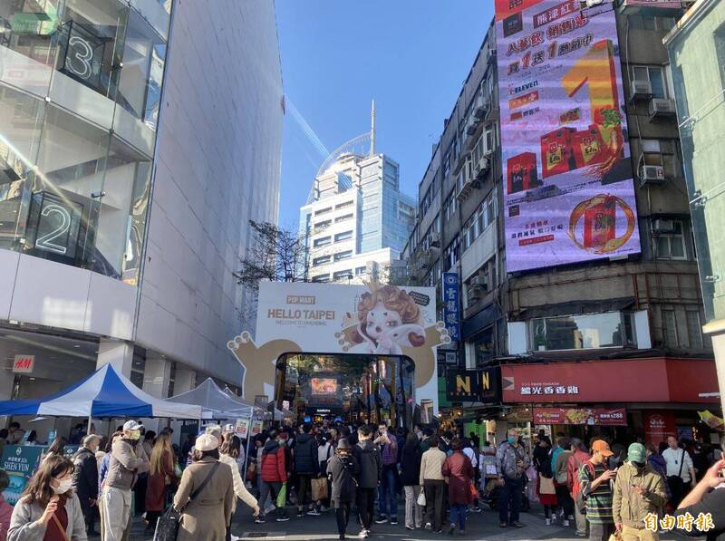 網友好奇，為何西門町到了假日都會水洩不通。（資料照）