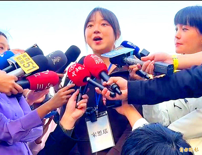 
Fudan University student Song Siyao speaks to reporters in Taichung on Sunday.
Photo: Hsu Kuo-chen, Taipei Times