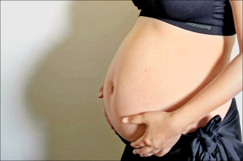 婦女團體認同「人工生殖法」修法草案將代理孕母脫鉤處理。（資料照）