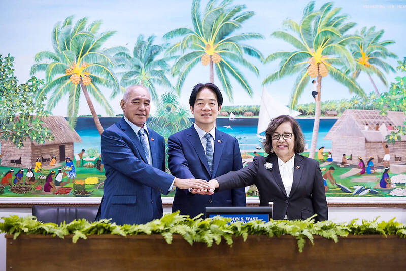 From left, Marshallese Parliament Speaker Brenson Wase, President William Lai and Marshallese President Hilda Heine pose for a photograph at the parliament in Majuro yesterday.
Photo: AFP / Presidential Office