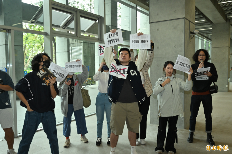 中生團參訪台灣大學，一群台大學生要求「平等交流」，特別想分享關於台灣主權、香港及新疆等議題。（記者田裕華攝）