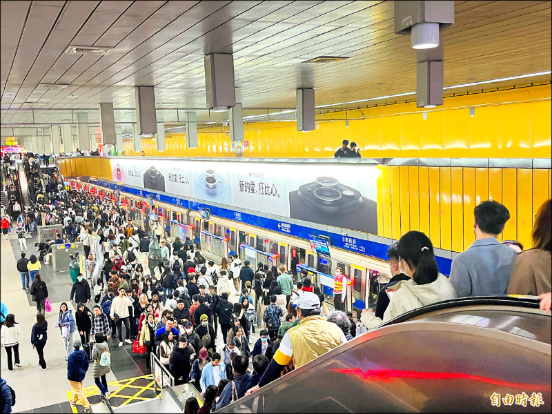 每年跨年後，捷運板南線市政府站內都擠滿候車民眾。（資料照，記者蔡思培攝）