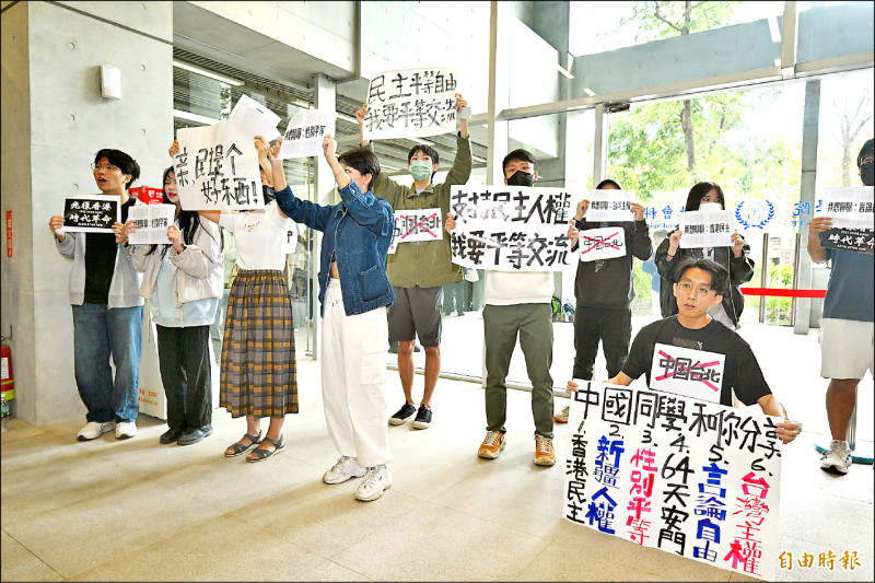 中生團參訪台灣大學，台大學生也高舉海報表達訴求，在旁高喊「這裡不是中國台北」。（記者田裕華攝）