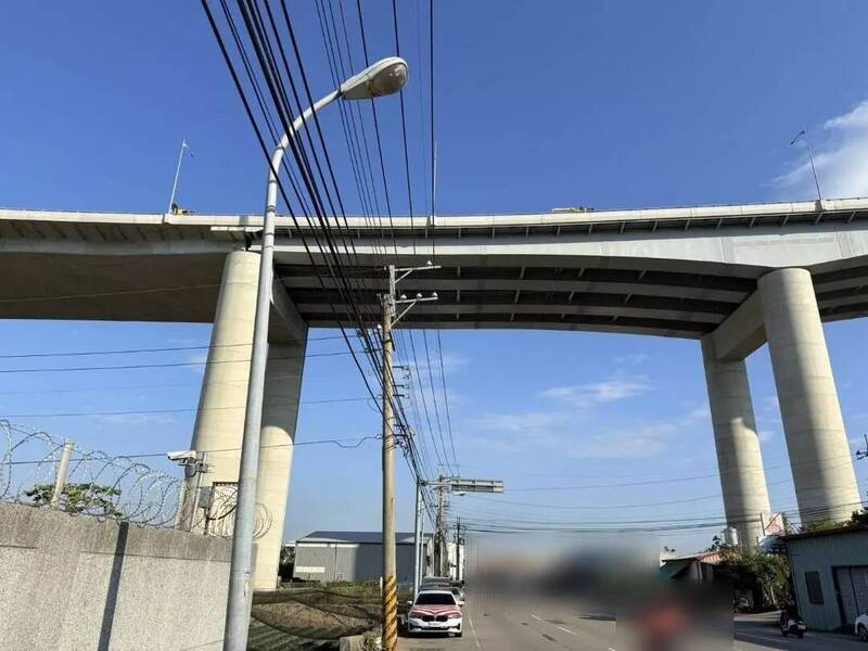 国道4号高架路面距平面道路约15公尺高。（取自记者爆料网）