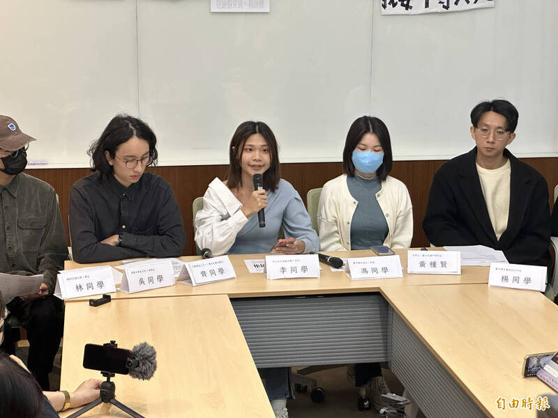 台北市中山女高校友李承璦（右3）今日在「校園拒絕統戰」記者會中代在校師生發表聲明，呼籲校方與其他教育單位應以捍衛學生為首要責任。（記者林哲遠攝）