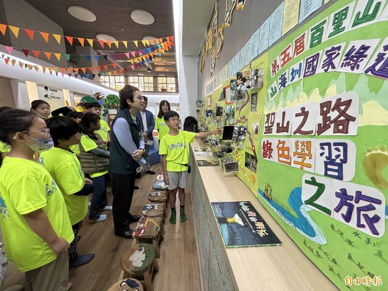 小台江「踏溯山海圳，聖山之路故事展」，今天起在海佃國小圖書館展出，學期結束後將移展到台江文化中心展出。 （記者蔡文居攝）