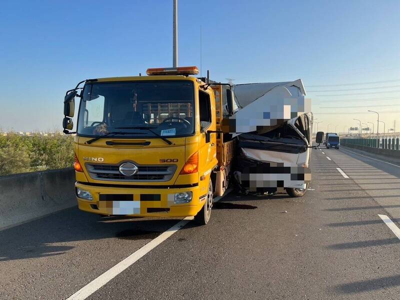 今天下午台61线北上174.7公里路段，发生一起大货车追撞缓撞车的事故， 2驾驶受伤送医。（图警方提供）