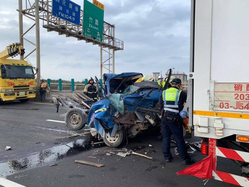 台61線重大車禍釀成3死1傷，藍色小貨車被前後夾擊撞成廢鐵。（記者余瑞仁翻攝）