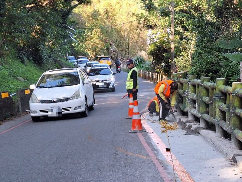 桃園大溪三元一街進行部分路段調降人行道施工，部分民眾質疑反造成塞車和行人危險。（民眾提供）