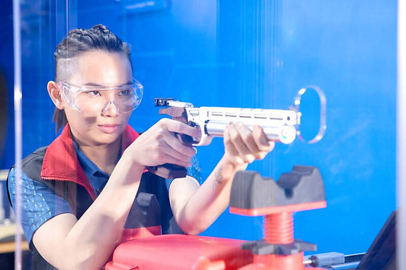 
Taiwanese badminton ace Tai Tzu-ying holds an air gun during a social awareness event in Kaohsiung on Monday.
Photo: CNA