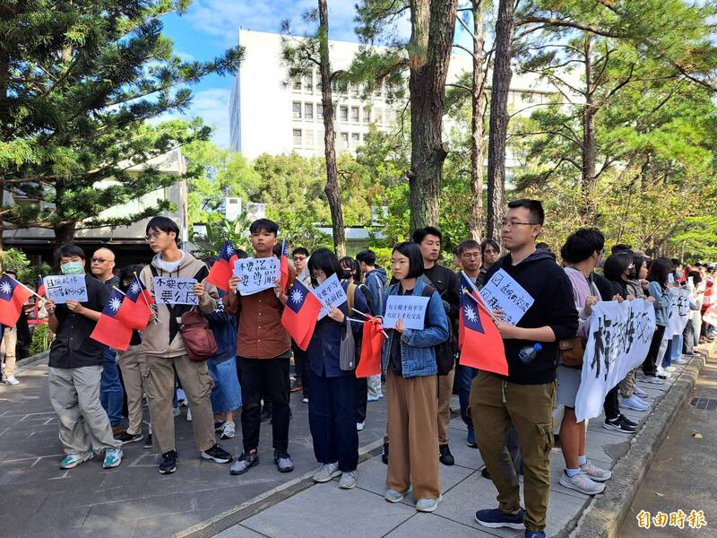 中生訪問團今天到清華大學參訪，清大學生拉起長長人龍表達抗議。（記者洪美秀攝）