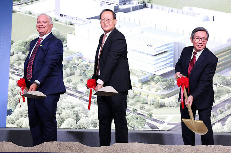 
NXP chief operations and manufacturing officer Andy Micallef, left, Singaporean Minister for Manpower and Second Minister for Trade and Industry Tan See Leng, center, and VisionPower chairman Leuh Fang hold shovels during the ground breaking ceremony of a 300mm semiconductor wafer manufacturing facility in Singapore yesterday. 
Photo: Bloomberg