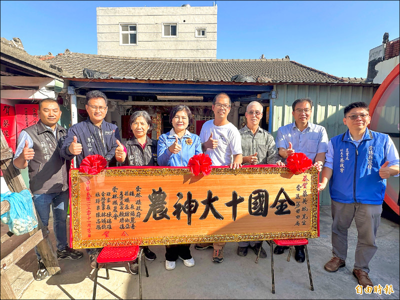 四湖養鵝業者蔡英地（右四）獲得全國十大神農殊榮，雲林縣長張麗善（左四）率隊贈匾祝賀。（記者李文德攝）