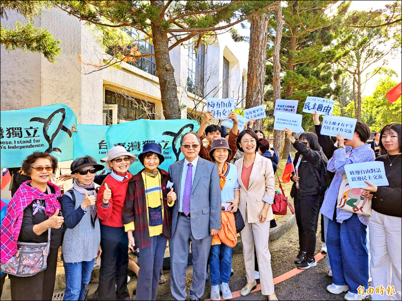 國民黨立委翁曉玲（前左七）被清大學生稱「中國人的驕傲」，學生拿著抗議布條，高喊要翁曉玲不要擋國艦國造及趕緊審總預算。
（記者洪美秀攝）