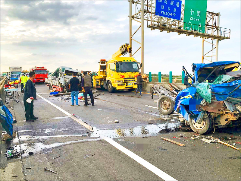 台61線大園路段發生3貨車連環撞，
釀成3死1傷。 （記者余瑞仁翻攝）