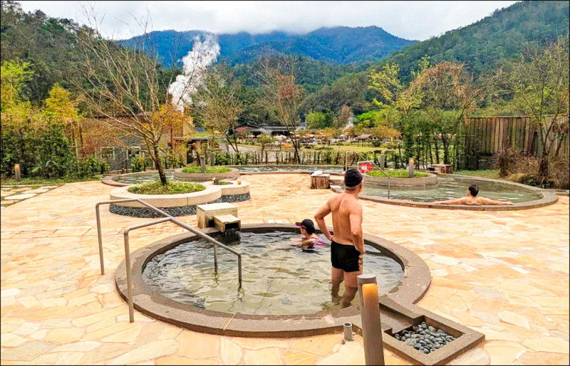 宜蘭清水地熱湯屋改為男女混湯區的親子共享設計，提供全新的體驗。（清水泉湯屋提供）