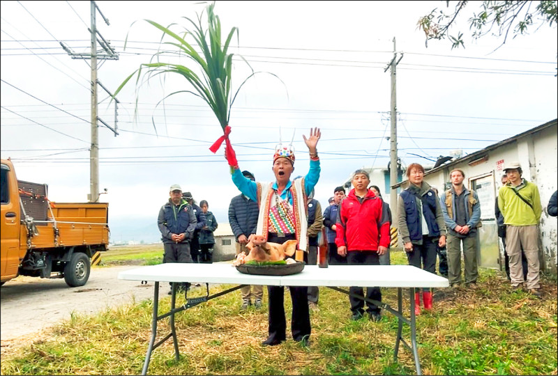 林保署花蓮分署在卓溪鄉野放兩頭台灣黑熊，野放前舉辦祈福及命名儀式。
（林保署花蓮分署提供）