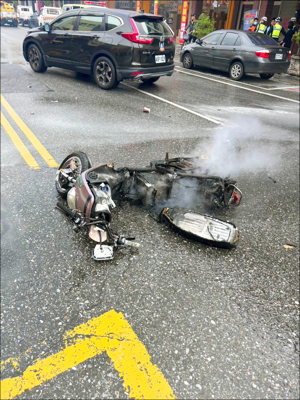 花蓮市中山路昨早發生一起汽機車擦撞意外，電動機車倒地後直接起火燃燒。（消防局提供）