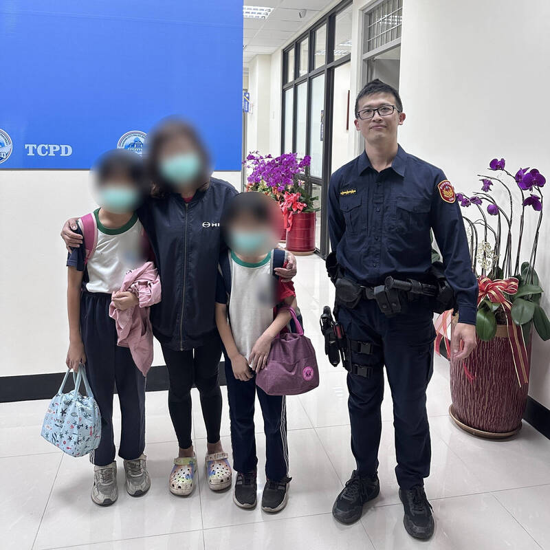 警方联系上小姊妹姑婆到警所接人。（警方提供）