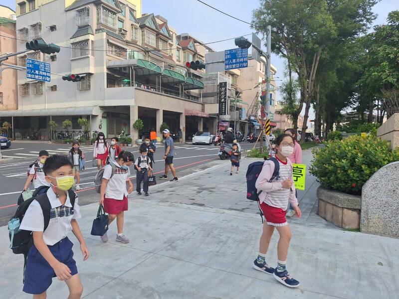 永康永信國小通學步道改造後，讓校園成為社區重要的休閒綠地景觀，學童開心，家長也放心。 （圖由南市交通局提供）