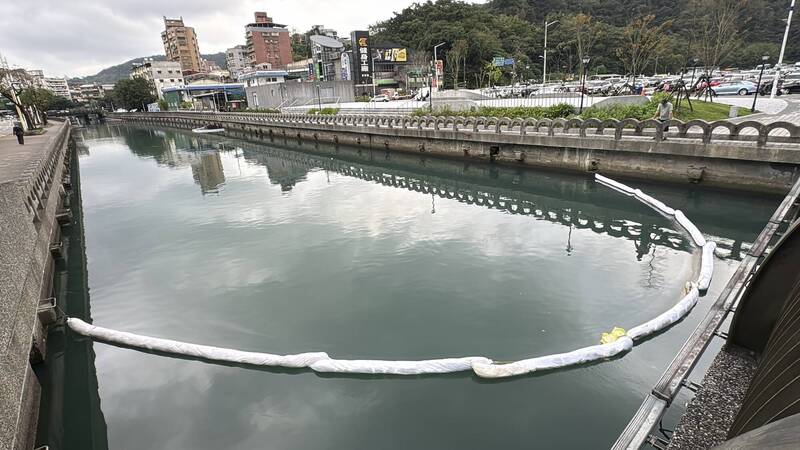 基隆東明路、信義路田寮河段出現油污,有擴大趨勢,環保局布設攔油索。(民眾提供) 基隆東明路、信義路田寮河段出現油污,有擴大趨勢,環保局布設攔油索。(民眾提供)