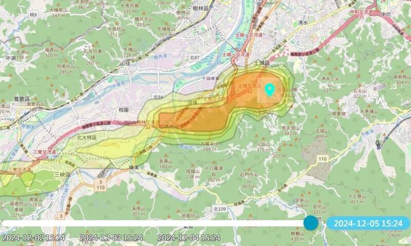 新北市土城區忠義路一處汽車資源回收場發生大火，土城區、樹林區、三峽區可能受影響。（新北市環保局提供）