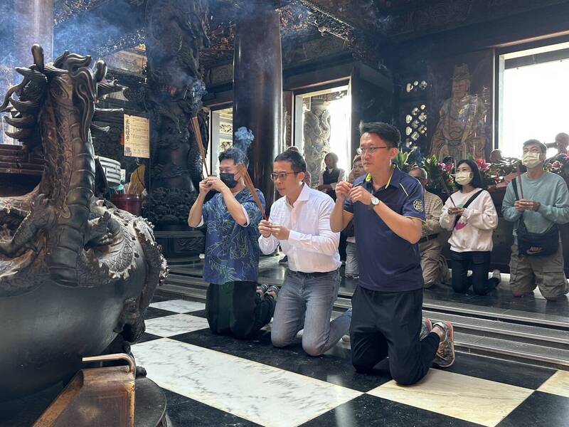 南投名間鄉公所5日在受天宮舉辦茶業祭典，由名間鄉長陳翰立（中）主祭。（名間鄉公所提供）