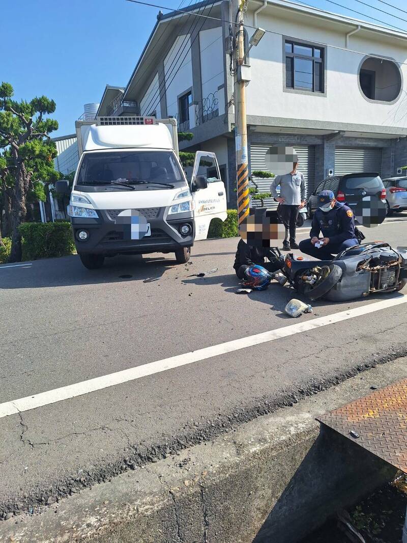 小货车产业道路窜出转弯撞倒女骑士。（民众提供）